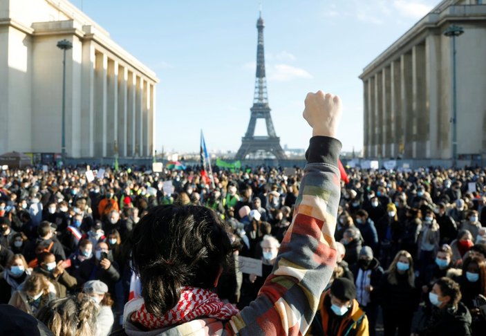 Fransızlara akıl sağlığı uyarısı: Sürekli haber izlemeyin