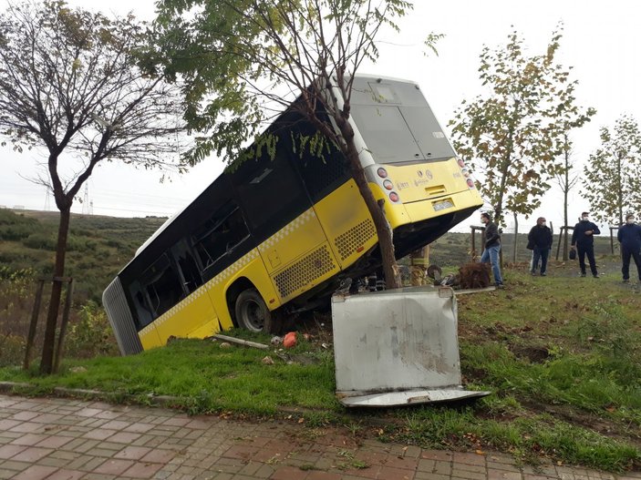 Kayaşehir'de yoldan çıkan İETT otobüsü yol kenarındaki boş araziye uçtu