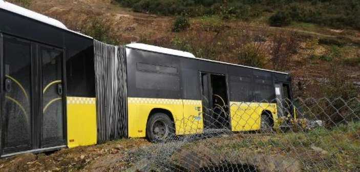 Kayaşehir'de yoldan çıkan İETT otobüsü yol kenarındaki boş araziye uçtu