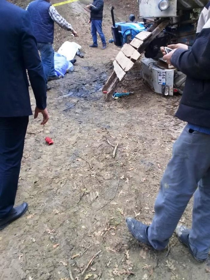 Sakarya'da mantar toplamaya giden ailenin traktörü devrildi: 2 ölü, 1 yaralı