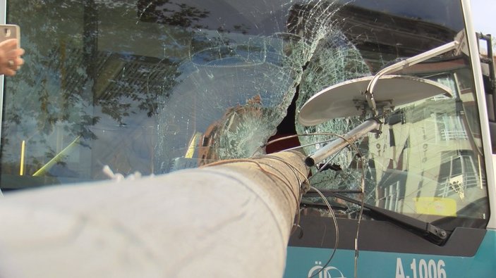Gaziosmanpaşa'da otobüsün camından direk girdi