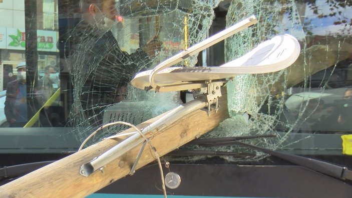 Gaziosmanpaşa'da otobüsün camından direk girdi