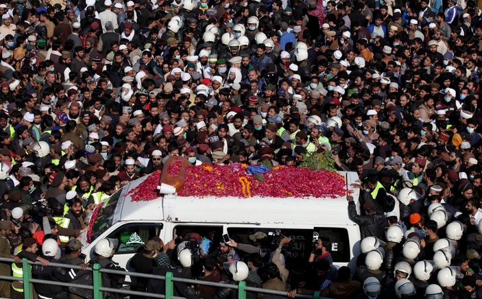 Pakistan'da koronavirüse rağmen on binlerin katıldığı cenaze töreni
