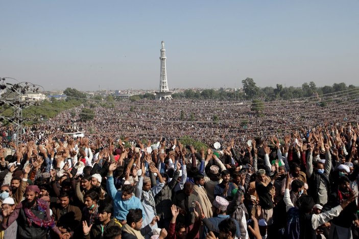 Pakistan'da koronavirüse rağmen on binlerin katıldığı cenaze töreni