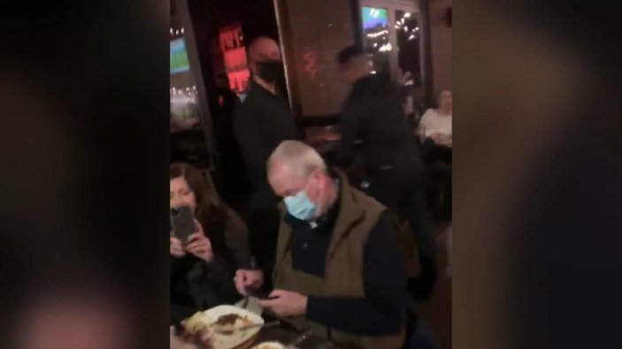 ABD'de restoranda yemek yiyen New Jersey Valisi'ne maske tepkisi