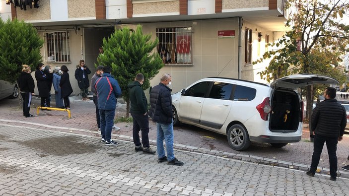 Esenyurt'ta park halindeki aracın kundaklanma anı