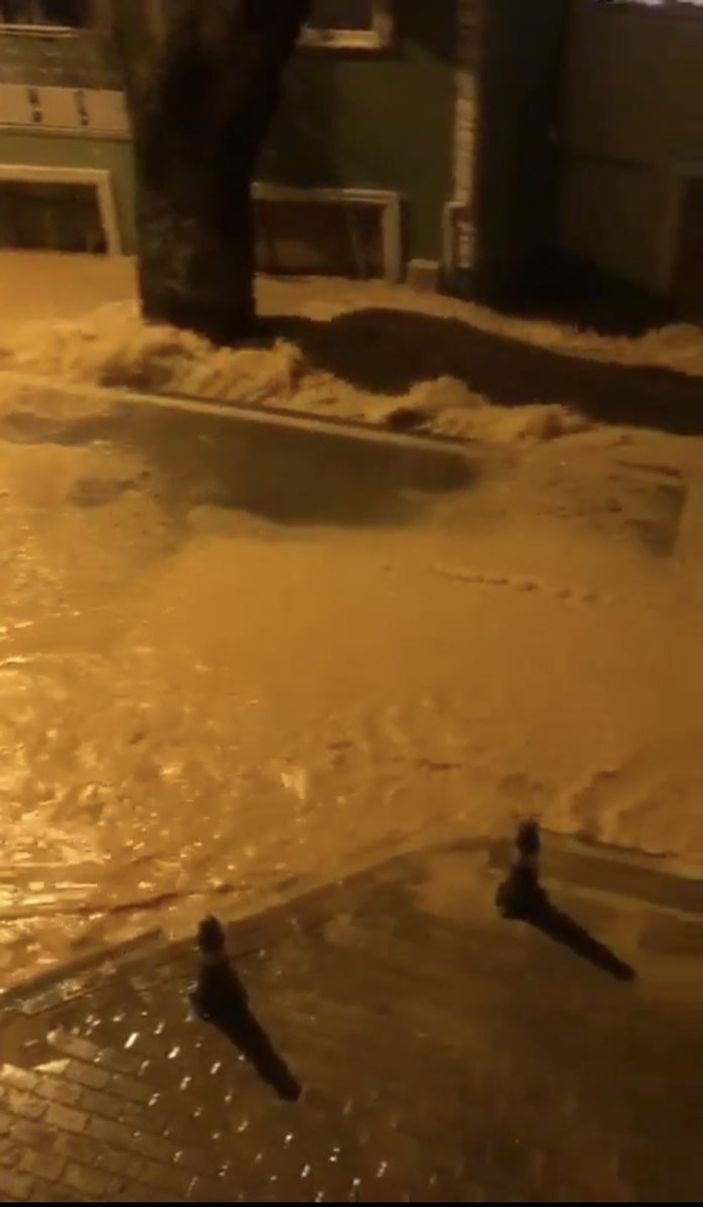 i Bursa'da su borusu patlayınca yol çöktü