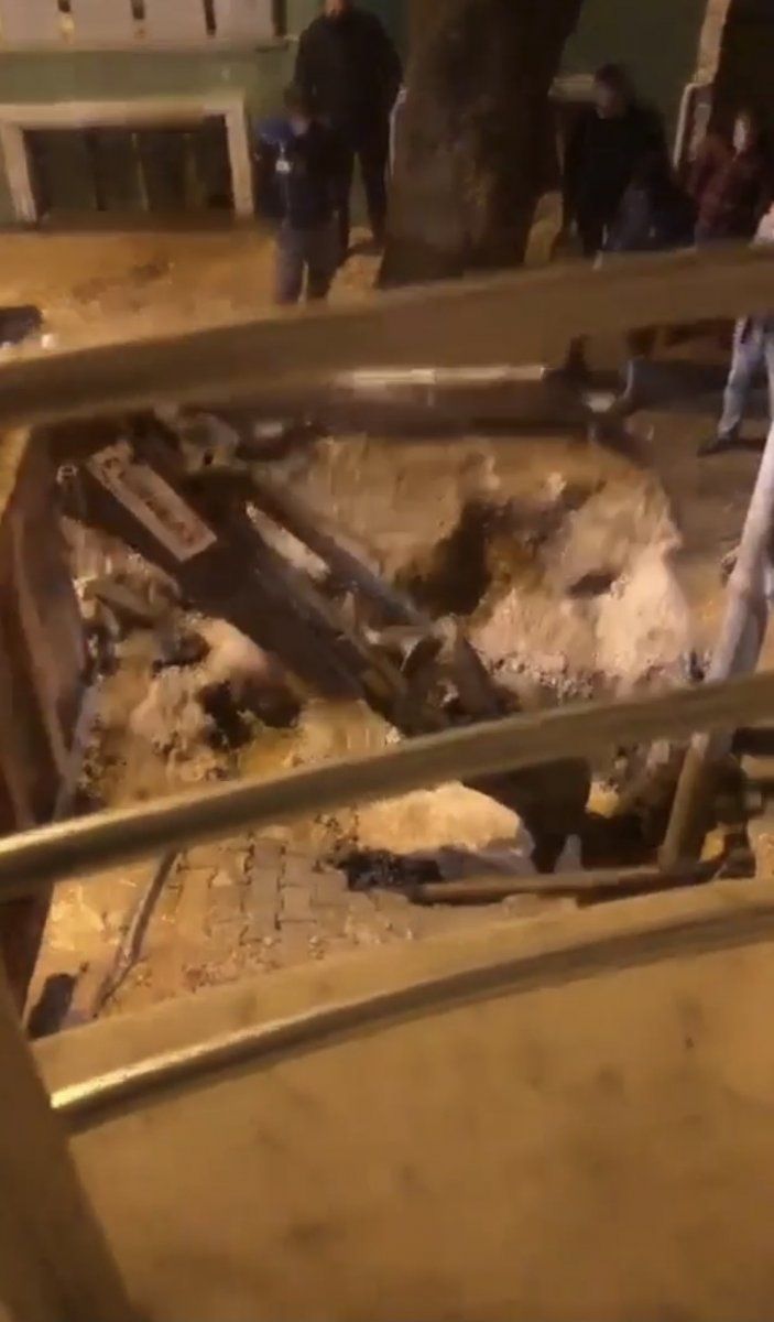 i Bursa'da su borusu patlayınca yol çöktü