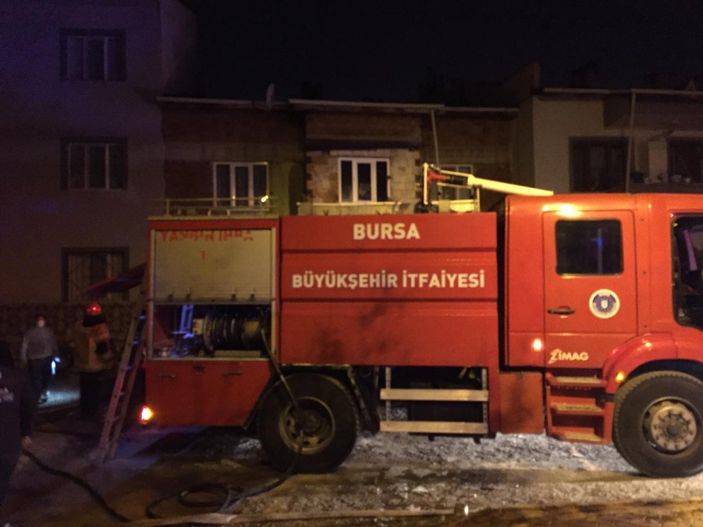 İ Bursa'da itfaiye eri yangında yaralandı, mahalleli virüse rağmen sokağa döküldü