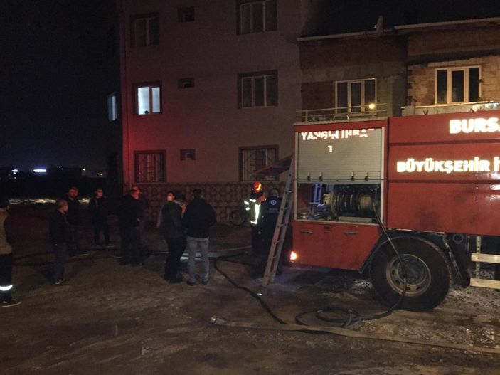 İ Bursa'da itfaiye eri yangında yaralandı, mahalleli virüse rağmen sokağa döküldü