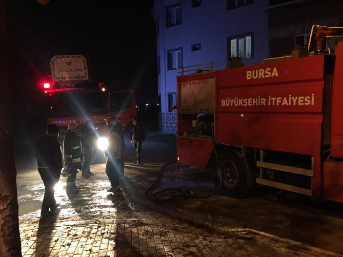 Bursa'da itfaiye eri yangında yaralandı, mahalleli virüse rağmen sokağa döküldü