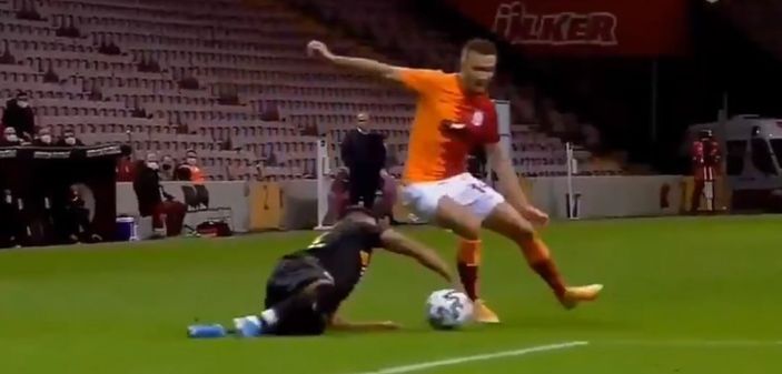 Muğdat kırmızı kart görüp penaltı yaptırdı sosyal medya karıştı