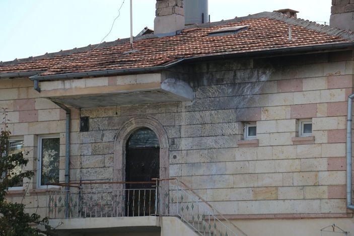 i Eşinin evine bomba koydu