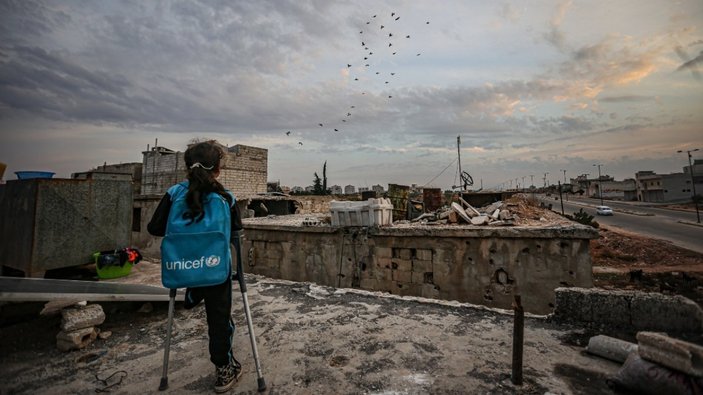 Savaşta tek bacağını kaybeden Suriyeli Fatma, azmiyle duygulandırıyor