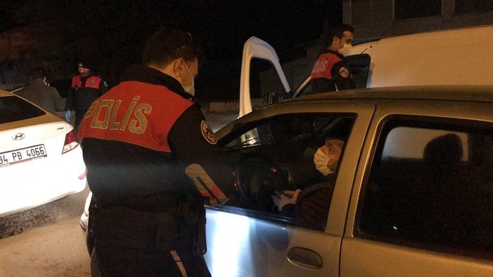 Düzce'de yasakları delen kadın, gazetecilere tükürdü