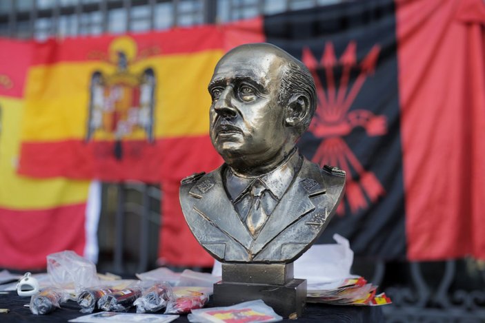 İspanya'da diktatör Franco Nazi selamıyla anıldı