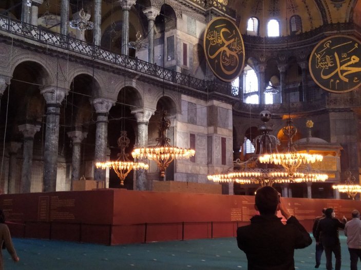 Ayasofya Camii'nde bulunan iskelenin sökülmesiyle melek figürleri ortaya çıktı