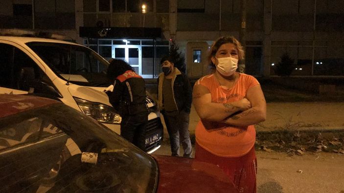 Düzce'de yasakları delen kadın, gazetecilere tükürdü