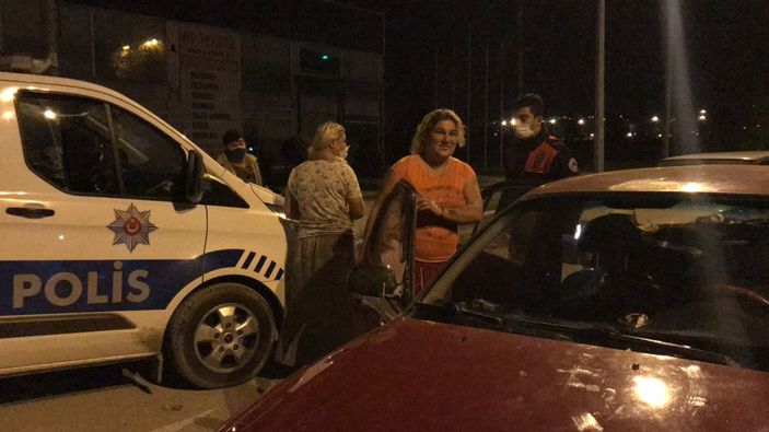 Düzce'de yasakları delen kadın, gazetecilere tükürdü