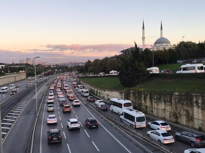 İstanbul'da, kısıtlamanın sona ermesiyle trafik yoğunluğu yaşandı