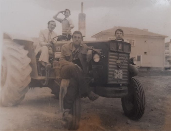 Konyalı emekli asker, babasının sattığı traktörü 27 yıl sonra geri aldı