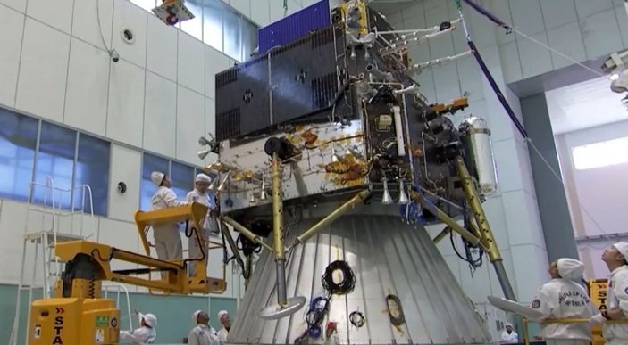 Çin'in insansız uzay aracı, Ay'a gönderildi