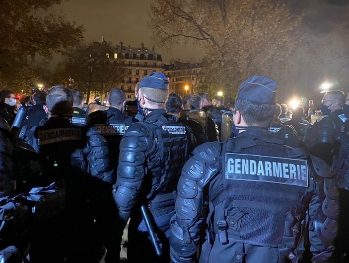 Fransa'da polisle göstericiler arasındaki gerilim devam ediyor