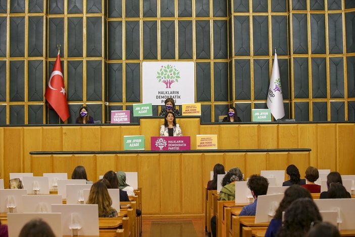 Meral Akşener ve Pervin Buldan, grup toplantılarına aynı maskeyle geldi