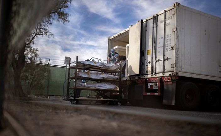 ABD'de koronavirüsten ölenlerin cesetleri kamyonlara yerleştirildi