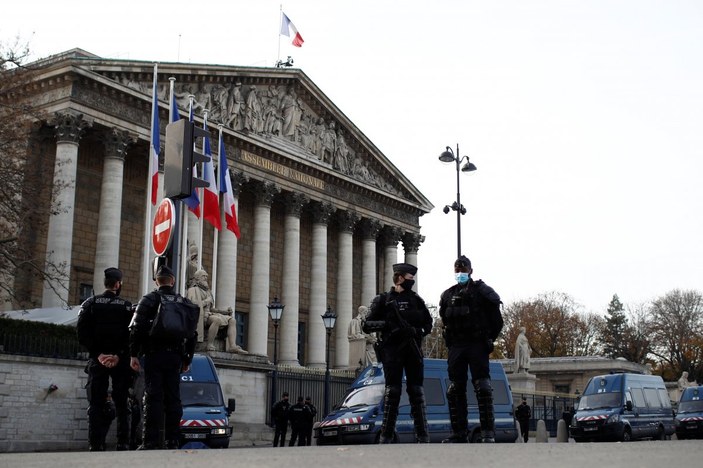 Fransa'da tartışmalı güvenlik yasa tasarısı kabul edildi