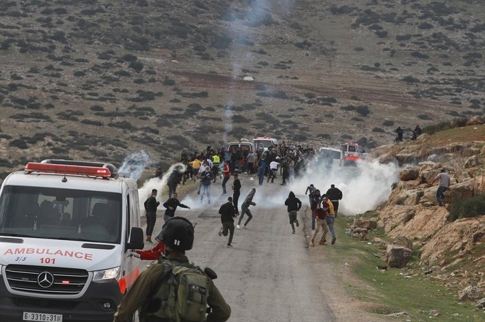 İsrail askerleri, ambulanstaki yaralı Filistinliyi zorla almaya çalıştı