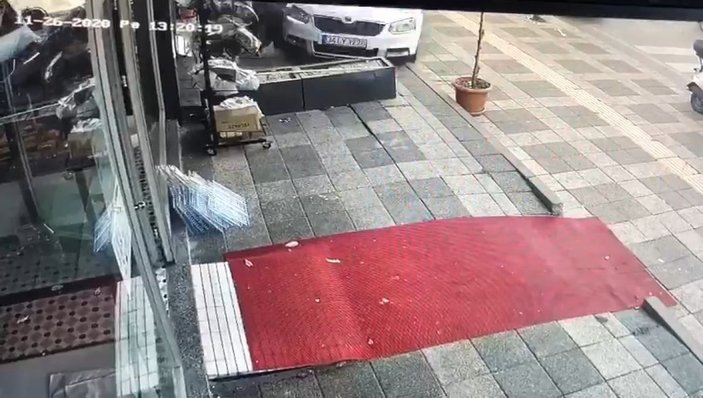 Kocaeli'de yayaya çarpan otomobil kasap dükkanına daldı