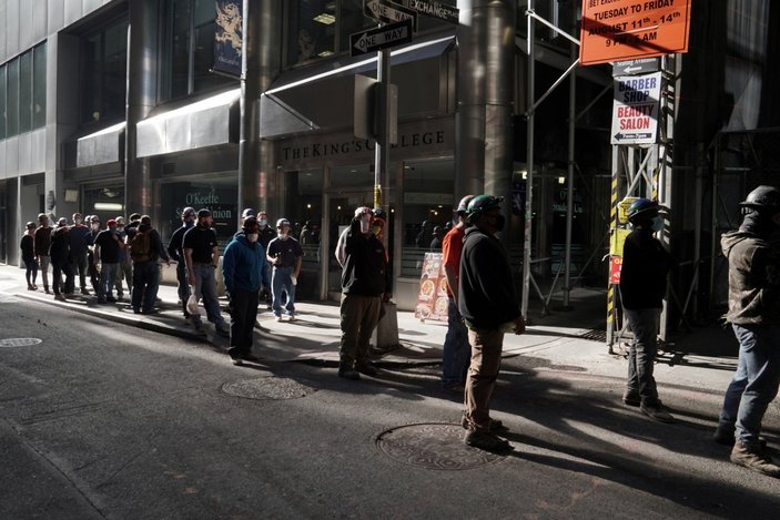 New Yorklular, korona testi kuyruğunda kendileri için bekleyecek insanlar tutuyor