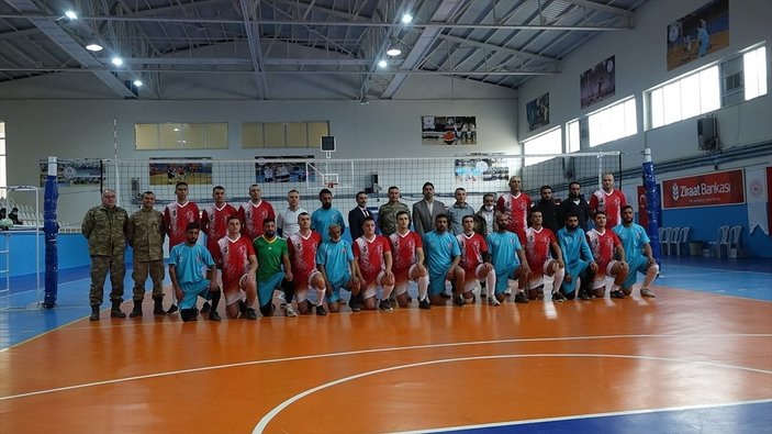 Mehmetçik, Barış Pınarı bölgesinde Rasulaynlı sporcularla voleybol maçı yaptı