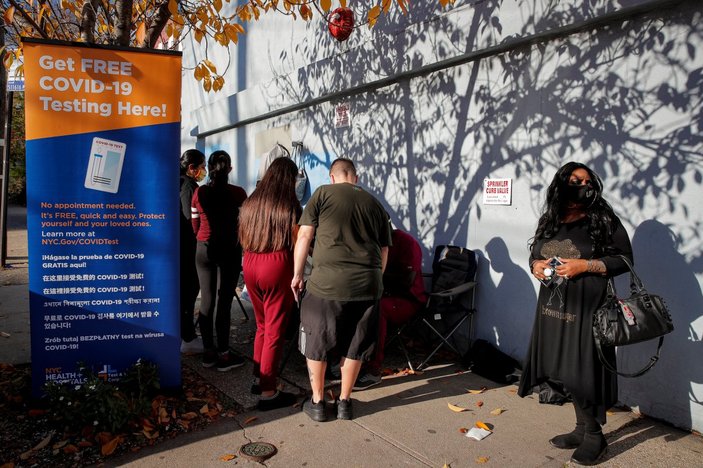 New Yorklular, korona testi kuyruğunda kendileri için bekleyecek insanlar tutuyor