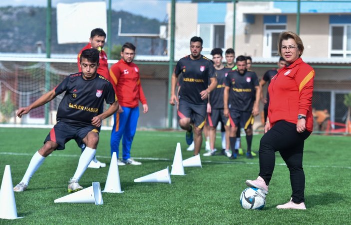 Antalya'da oğlunun hayali için futbol kulübü kurdu