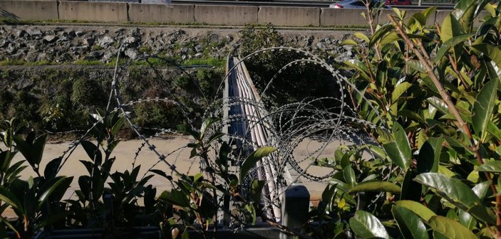 İstanbul'da elektrik kablolarının bulunduğu köprüden emekleyerek geçtiler