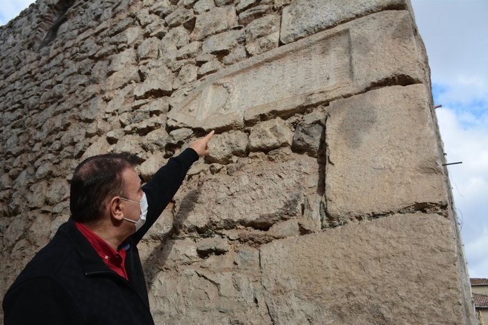 Tokat'ta 500 yıllık caminin duvarından Roma dönemine ait taşlar çıktı