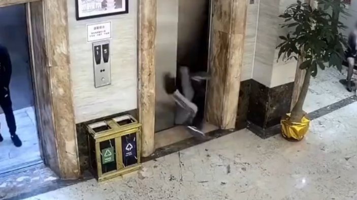 Çin'de sarhoş iki adam asansör boşluğuna düştü
