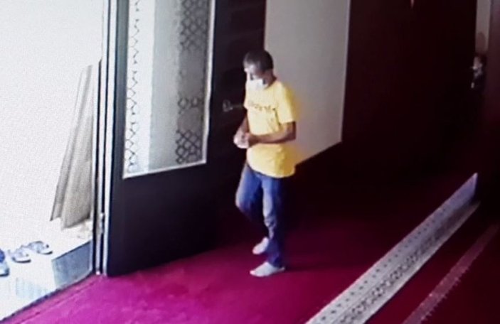 Gaziantep'te imamın telefonunu çalan hırsız kamerada