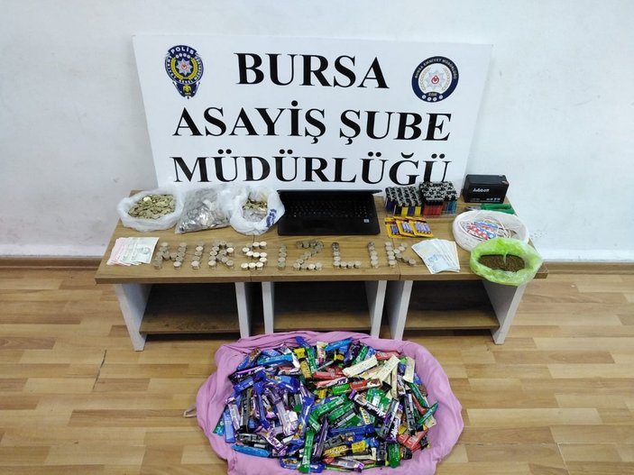 Bursa'da hırsızlar marketten çelik kasa ve 251 adet çikolata çaldı