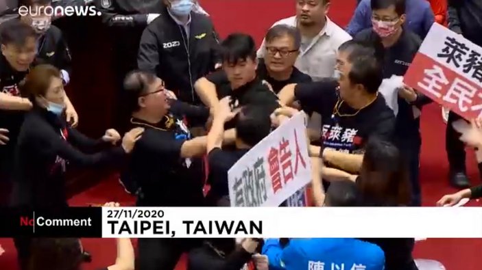 Tayvan Parlamentosu'nda üyeler birbirine girdi: Domuz bağırsaklı kavga