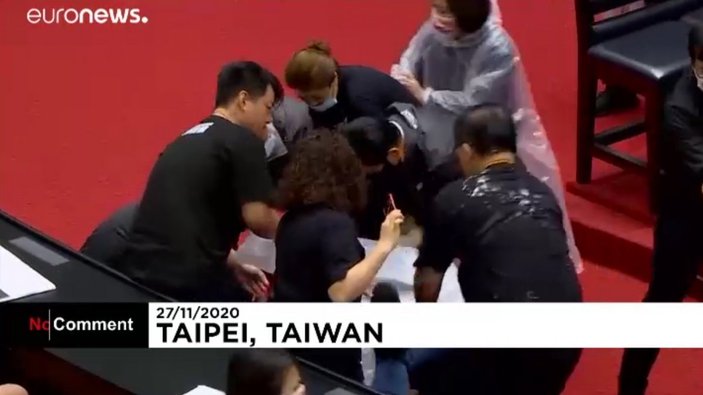 Tayvan Parlamentosu'nda üyeler birbirine girdi: Domuz bağırsaklı kavga