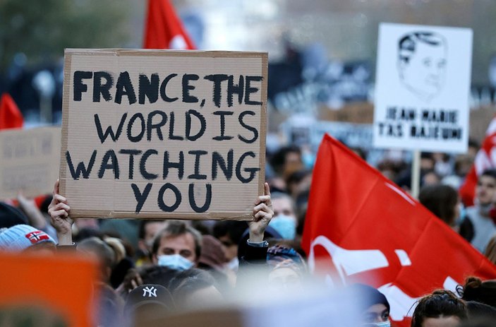 Fransız polisinden göstericilere sert müdahale