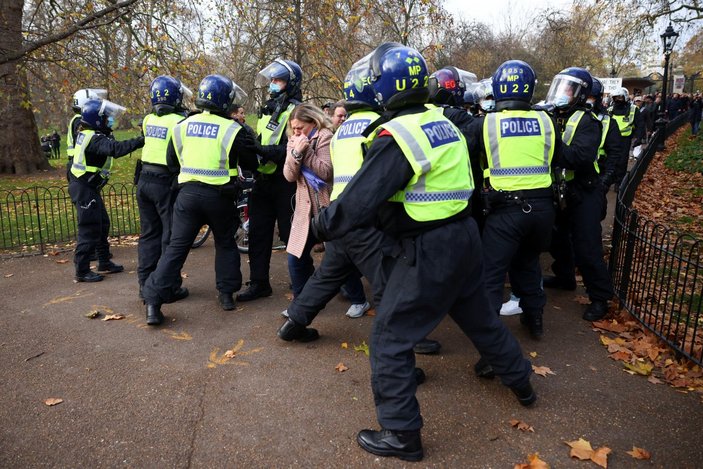 İngiltere'de salgın önlemleri karşıtı protesto: 150 gözaltı