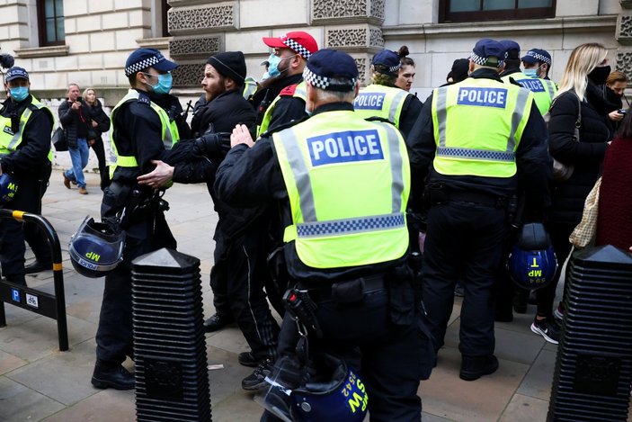 İngiltere'de salgın önlemleri karşıtı protesto: 150 gözaltı
