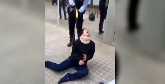 İspanya’da polise direnen kadına şok tabancalı müdahale