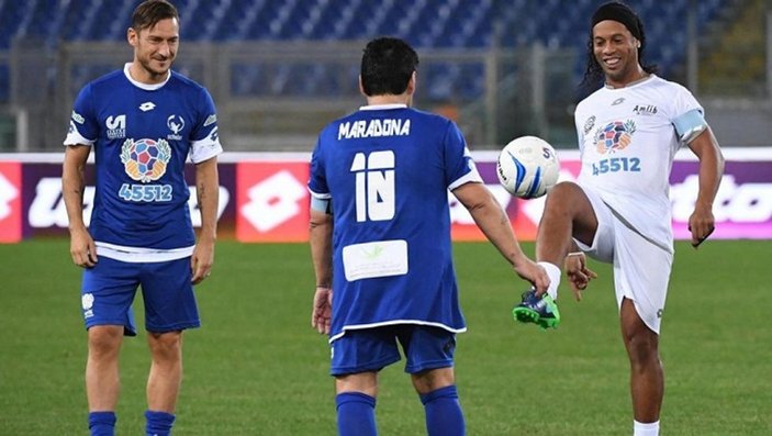 Totti: Maradona'nın yaptıklarını kimse Play Station'da yapamaz