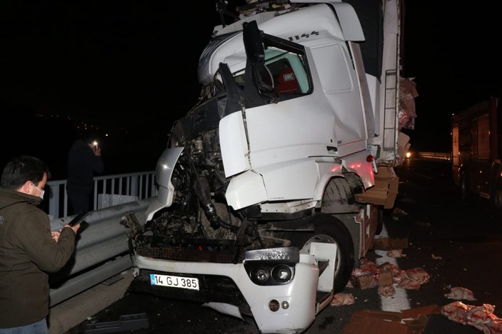 Adana’da yolcu otobüsü ile tır çarpıştı: 4 yaralı