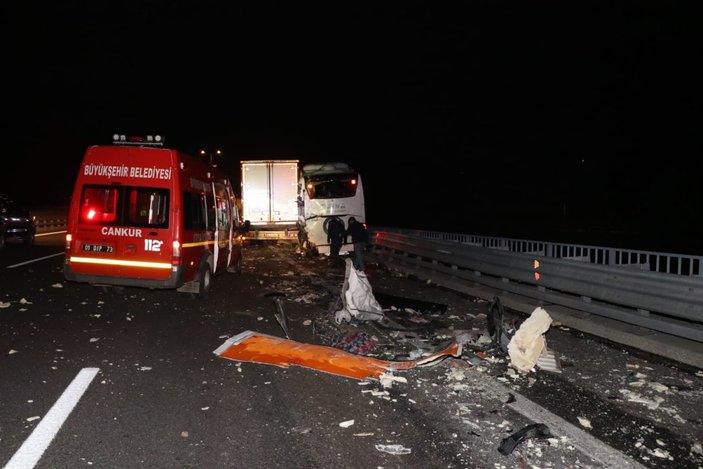 Adana’da yolcu otobüsü ile tır çarpıştı: 4 yaralı